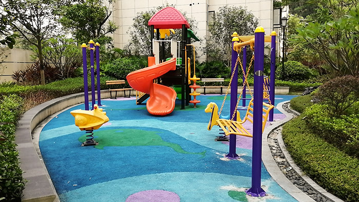 佛山戶外健身器材兒童蹺蹺板安裝在蘋果樹幼兒園內(nèi)