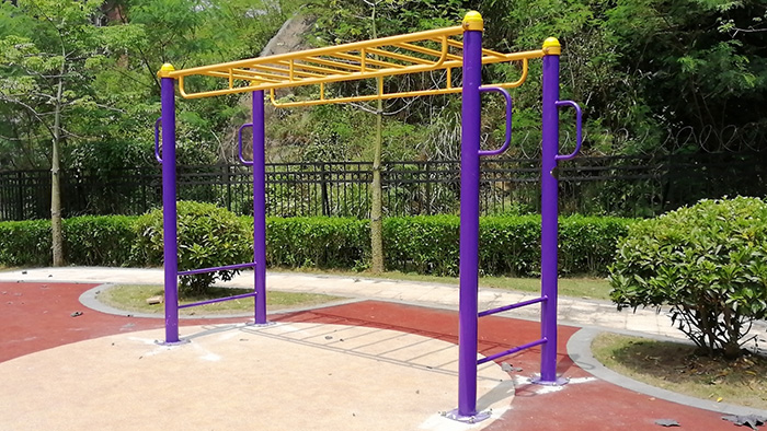 臺山海宴中學(xué)戶外體育設(shè)施23付新國標(biāo)單雙杠漂亮完工