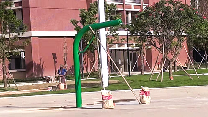 鶴山市東古調味食品生活區(qū)增添給力體育埋地獨柱籃球架