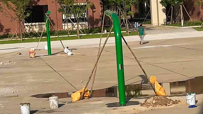 廣州白云區(qū)金碧新城三頭白色籃球架定制藍(lán)色丙烯酸球場建設(shè)