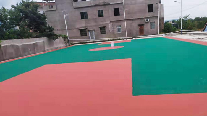 臺山市鎮(zhèn)衡村村委會放鞭炮喜迎丙烯酸球場鋪設籃球架進村